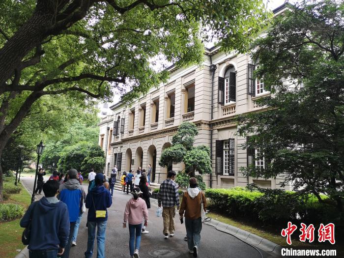 新階層人士參觀英國(guó)駐滬領(lǐng)事館?！》队畋?攝