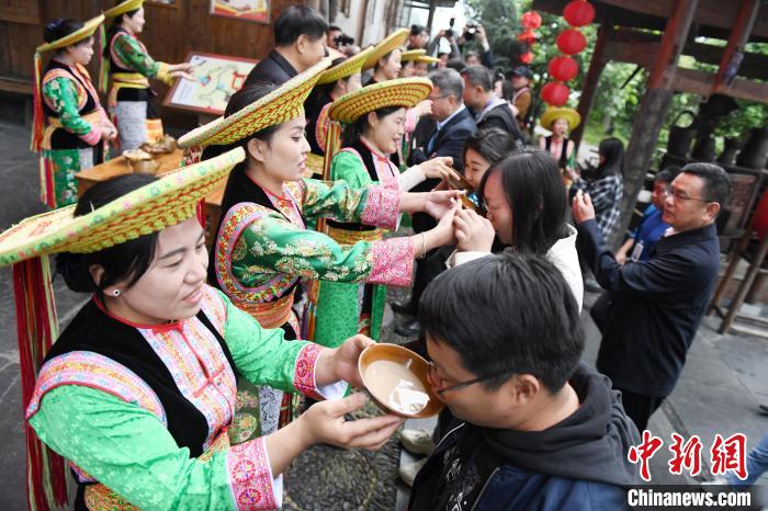 楓香瑤寨村民用攔門酒熱情迎接客人?！钊A峰 攝