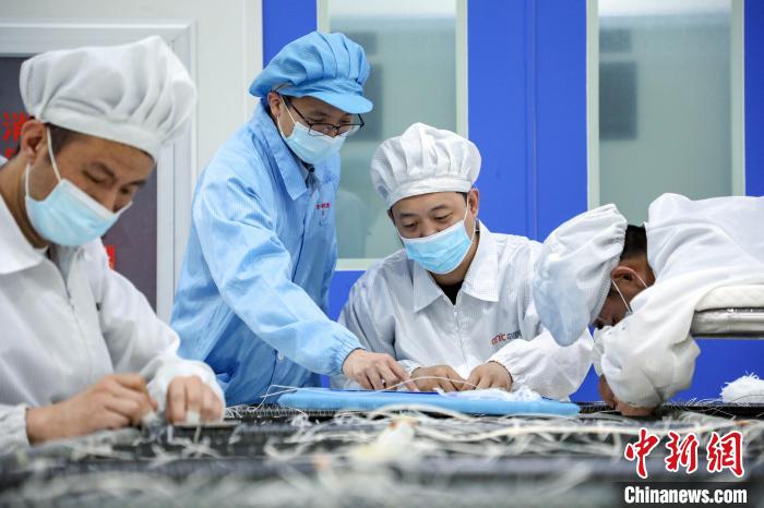 中國電科研究人員開展半剛性太陽電池陣相關(guān)研究測試?！≈袊娍?供圖