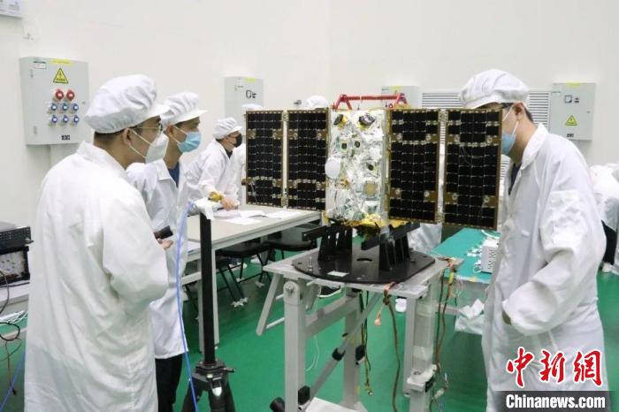 圖為大連1號—連理衛(wèi)星試驗(yàn)中?！〈筮B理工大學(xué)供圖