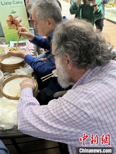 外交官們體驗(yàn)做立夏餅?！∪A東師范大學(xué)供圖