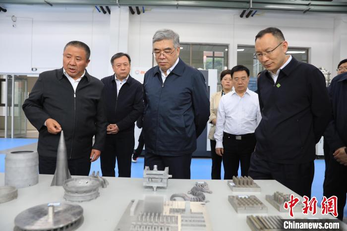 民進(jìn)中央常務(wù)副主席朱永新率調(diào)研組赴四川開展重點考察調(diào)研。圖為在四川工程職業(yè)技術(shù)學(xué)院考察調(diào)研。　民進(jìn)中央供圖