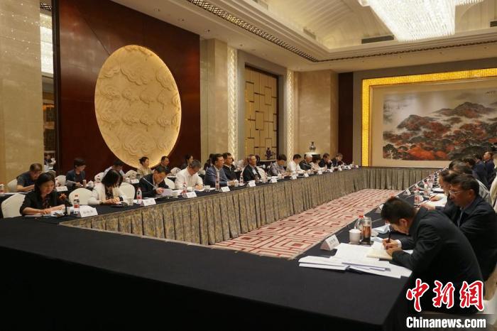 民進(jìn)中央主席蔡達(dá)峰近日率調(diào)研組赴江蘇開展重點考察調(diào)研。圖為在調(diào)研座談會現(xiàn)場?！∶襁M(jìn)中央供圖