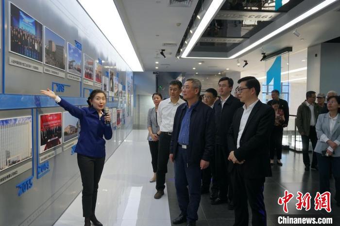 民進(jìn)中央主席蔡達(dá)峰近日率調(diào)研組赴江蘇開展重點考察調(diào)研。圖為在江陰實地考察雙良集團有限公司?！O權(quán) 攝
