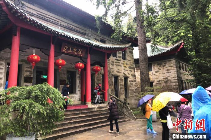 圖為在廬山抗戰(zhàn)博物館外，有不少等待參觀的游客?！蛆i泉 攝