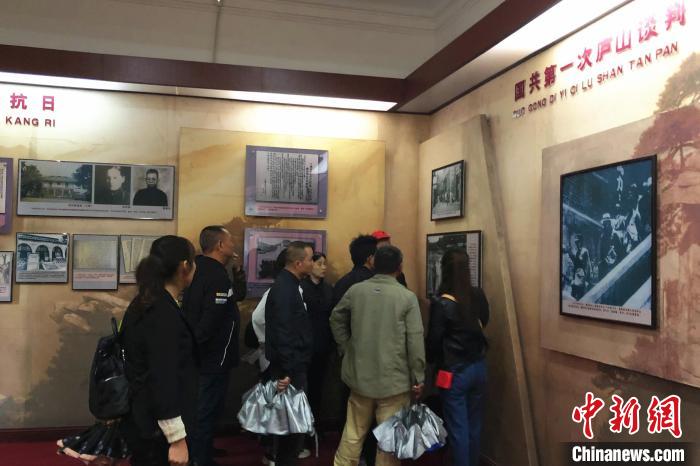 圖為游客在廬山抗戰(zhàn)博物館內(nèi)參觀?！蛆i泉 攝