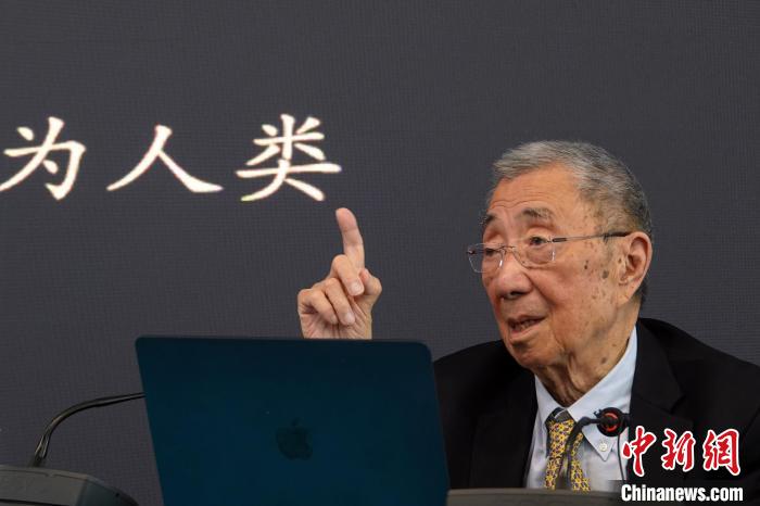 高能論壇上，丁肇中先生與現(xiàn)場(chǎng)聽眾交流?！?lt;a target='_blank' href='/'><p  align=
