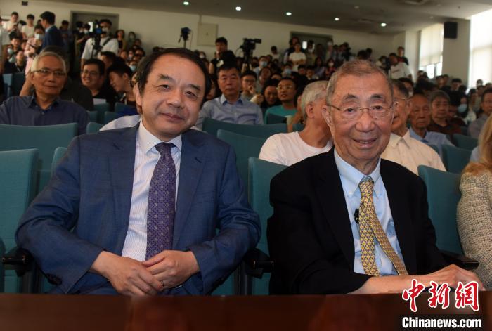 高能論壇開始前，丁肇中先生(右)與主持論壇的中科院高能所所長王貽芳院士合影。　<a target='_blank' href='/'><p  align=