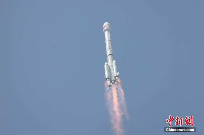 5月17日10時49分，我國在西昌衛(wèi)星發(fā)射中心用長征三號乙運載火箭，成功發(fā)射第五十六顆北斗導航衛(wèi)星。該衛(wèi)星屬地球靜止軌道衛(wèi)星，是我國北斗三號工程的首顆備份衛(wèi)星。入軌并完成在軌測試后，將接入北斗衛(wèi)星導航系統(tǒng)。此次發(fā)射是北斗三號工程高密度組網(wǎng)之后，時隔3年的首發(fā)任務。朱磊 攝