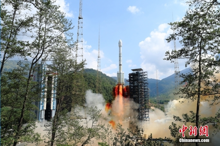 5月17日10時49分，我國在西昌衛(wèi)星發(fā)射中心用長征三號乙運載火箭，成功發(fā)射第五十六顆北斗導航衛(wèi)星。該衛(wèi)星屬地球靜止軌道衛(wèi)星，是我國北斗三號工程的首顆備份衛(wèi)星。入軌并完成在軌測試后，將接入北斗衛(wèi)星導航系統(tǒng)。此次發(fā)射是北斗三號工程高密度組網(wǎng)之后，時隔3年的首發(fā)任務。楊志遠 攝