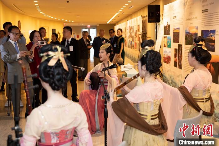 當(dāng)?shù)貢r間5月19日，中國常駐聯(lián)合國代表團、中國文化和旅游部、泉州市人民政府在紐約聯(lián)合國總部聯(lián)合舉辦“茶和天下·雅集”主題展覽和招待會。圖為展覽現(xiàn)場泉州南音表演。 <a target='_blank' href='/' _fcksavedurl='/'><p  align=