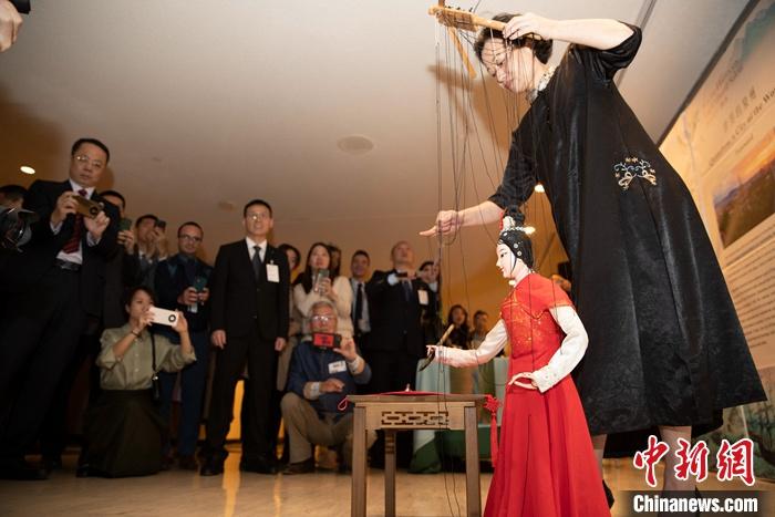 當(dāng)?shù)貢r間5月19日，中國常駐聯(lián)合國代表團、中國文化和旅游部、泉州市人民政府在紐約聯(lián)合國總部聯(lián)合舉辦“茶和天下·雅集”主題展覽和招待會。圖為展覽表演泉州提線木偶寫書法。 <a target='_blank' href='/' _fcksavedurl='/'><p  align=
