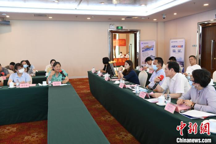 圖為中國(guó)銀行廣西分行代表在回應(yīng)桂林歸義生態(tài)農(nóng)業(yè)有限公司總經(jīng)理夏月紅的貸款需求?！∈Y雪林 攝