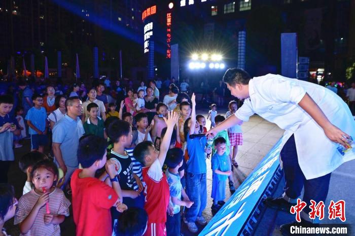 2023年鷹潭市“好奇心”科普節(jié)吸引了不少孩子踴躍參與?！≈鬓k方 供圖