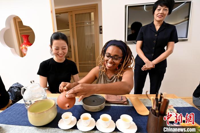 代表團(tuán)成員在漳州古城體驗(yàn)中國(guó)茶文化?！埥鸫?攝