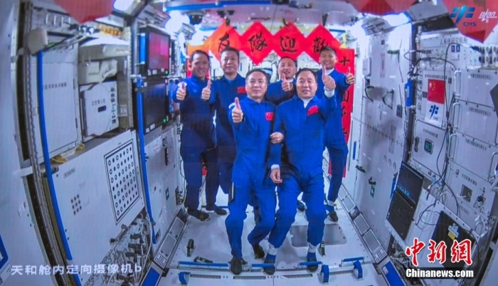 圖為神舟十五號航天員乘組與神舟十六號航天員乘組“全家?！?。中國載人航天工程辦公室 供圖