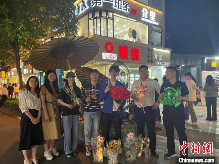 在東陽(yáng)橫店，宣講團(tuán)導(dǎo)師、成員與橫店演員(右三)合影。　 東陽(yáng)市融媒體中心 供圖