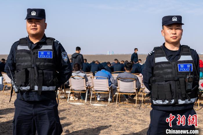 圖為承擔(dān)神舟十六號載人飛船安保任務(wù)的移民管理警察?！∨ｖ?攝