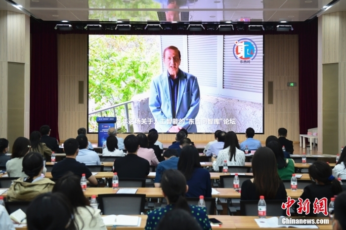 5月30日，<a target='_blank' href='/'>中新社</a>第二屆“東西問智庫”主題論壇在北京舉行，多位中外專家圍繞“AI革命與文明進化”展開討論。圖為美國加州理工學院電氣工程和計算機科學教授、人工智能專家亞瑟·阿布-穆斯塔法通過視頻在論壇上作主旨演講。<a target='_blank' href='/'>中新社</a>記者 田雨昊 攝