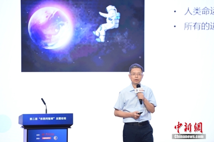 5月30日，<a target='_blank' href='/'>中新社</a>第二屆“東西問智庫”主題論壇在北京舉行，多位中外專家圍繞“AI革命與文明進化”展開討論。圖為北京大學新聞與傳播學院教授胡泳在論壇上作主旨演講。<a target='_blank' href='/'>中新社</a>記者 田雨昊 攝