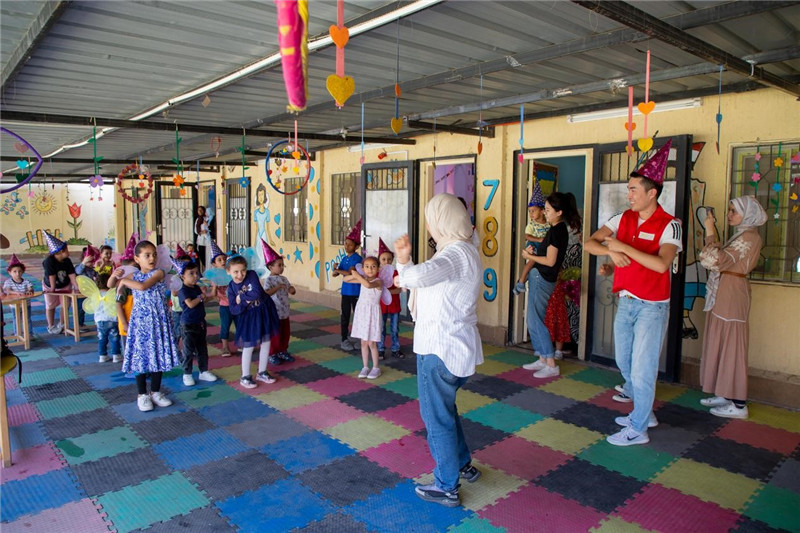 圖為中埃青年志愿者在埃及新開羅幼兒園開展“志愿服務(wù)伴成長，中埃攜手慶六一”活動。中建埃及分公司供圖