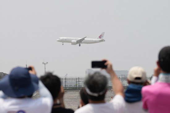 5月28日，C919首個商業(yè)航班東航MU9191飛抵北京首都國際機場。新華社記者鞠煥宗攝