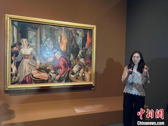當?shù)貢r間6月1日，韓國國立中央博物館講解員在向游客講解畫作?！∪f佳欣 攝