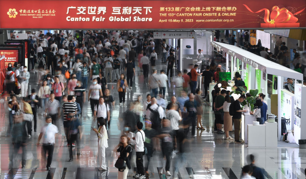 這是4月15日拍攝的廣交會現(xiàn)場。第133屆中國進(jìn)出口商品交易會（廣交會）全面恢復(fù)線下展，吸引220多個國家和地區(qū)的數(shù)十萬采購商報名參會。新華社記者 鄧華 攝