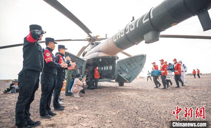 圖為阿拉善邊境管理支隊(duì)民警目送航天員登機(jī)離開?！缇?攝