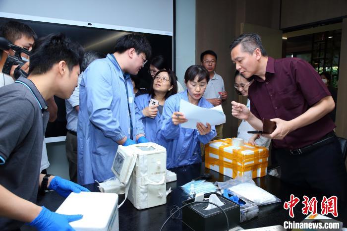 科研人員清點(diǎn)、查看隨神舟十五號(hào)返回地面的空間科學(xué)實(shí)驗(yàn)樣品?！≈锌圃嚎臻g應(yīng)用中心 供圖