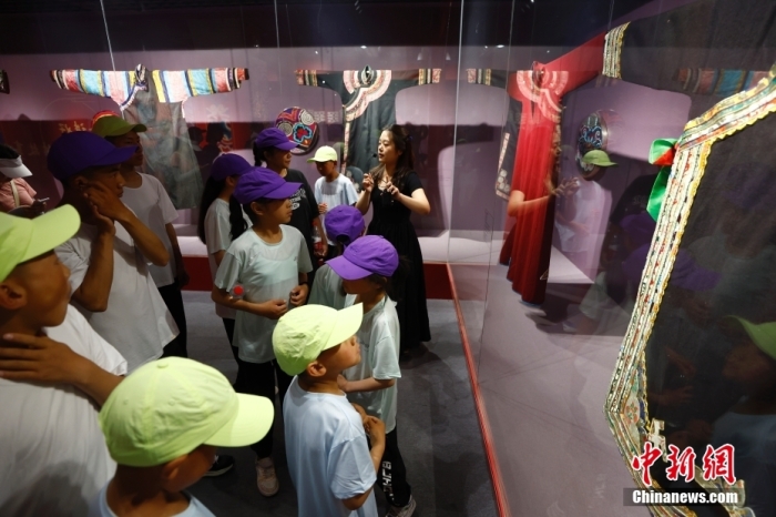 圖為藏族青少年們參觀民族博物館。<a target='_blank' href='/' _fcksavedurl='/'><p  align=