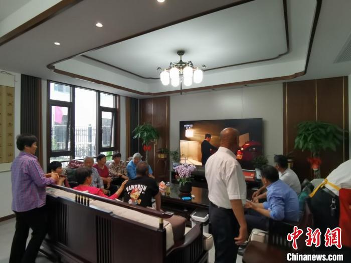 親友們集中在費俊龍家中觀看返程的視頻?！＄娚?攝