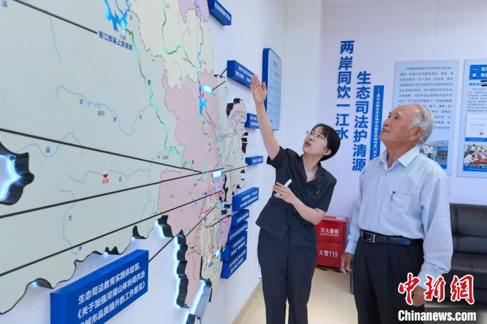 金門同胞參觀金門供水水源生態(tài)司法保護(hù)基地。　孫虹 攝