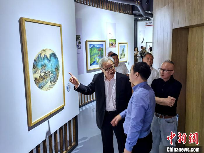 海峽兩岸藝術(shù)家畫(huà)展上，藝術(shù)家進(jìn)行藝術(shù)交流。　付敬懿 攝
