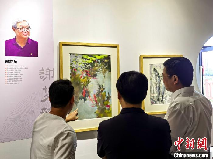 “求同存藝——海峽兩岸藝術(shù)家畫(huà)展”展出百余幅兩岸藝術(shù)家畫(huà)作?！「毒窜?攝