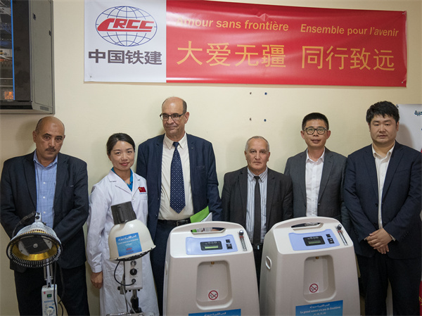 中國鐵建阿爾及利亞公司向當?shù)蒯t(yī)院捐贈醫(yī)療物資。鐵建國際供圖