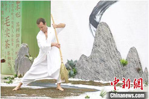 圖為《信陽毛尖·茶舞》沉浸式藝術(shù)表演?！⌒抨柺形麄鞑抗﹫D