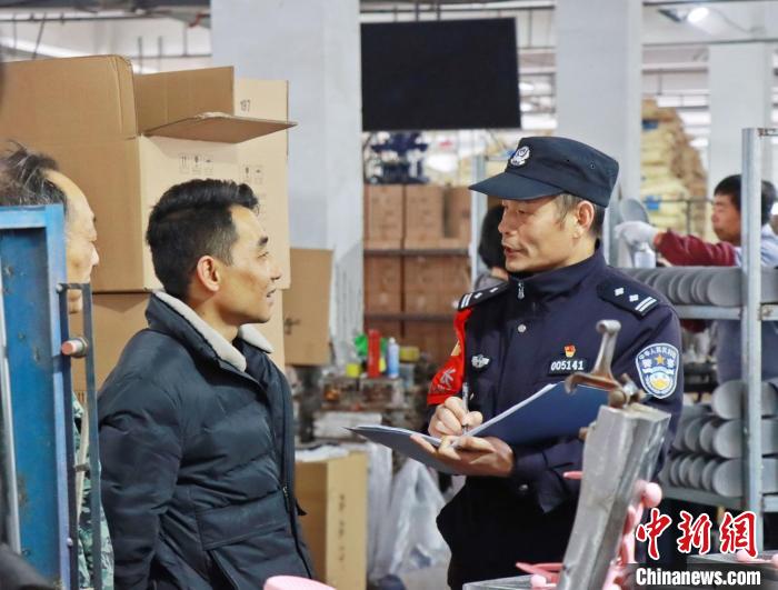 3月30日，大興派出所民警來到轄區(qū)中小企業(yè)，開展“為民為企為項(xiàng)目”走訪活動(dòng)。　合肥警方供圖