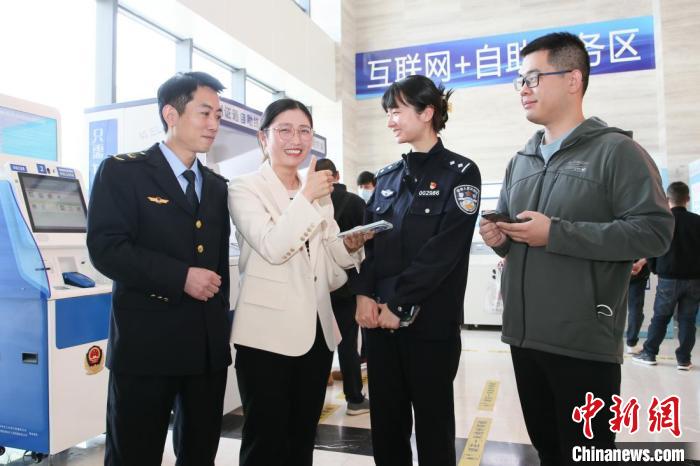 4月10日，安徽合肥，一家運(yùn)輸企業(yè)負(fù)責(zé)人在工作人員的指導(dǎo)下，使用小程序辦理車管業(yè)務(wù)?！『戏示焦﹫D