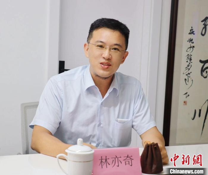 臺(tái)灣創(chuàng)新聯(lián)合建筑協(xié)會(huì)理事長(zhǎng)林亦奇講述設(shè)立驛站愿景?！窃式?攝