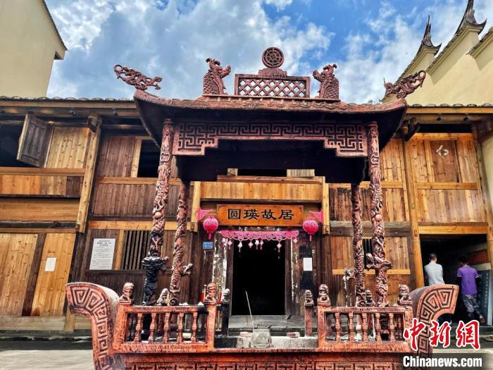臺(tái)灣上趣開新團(tuán)隊(duì)入駐古田縣平湖鎮(zhèn)端上村，以“圓瑛法師故里”為主題打造愛國禪意村?！吻汕?攝