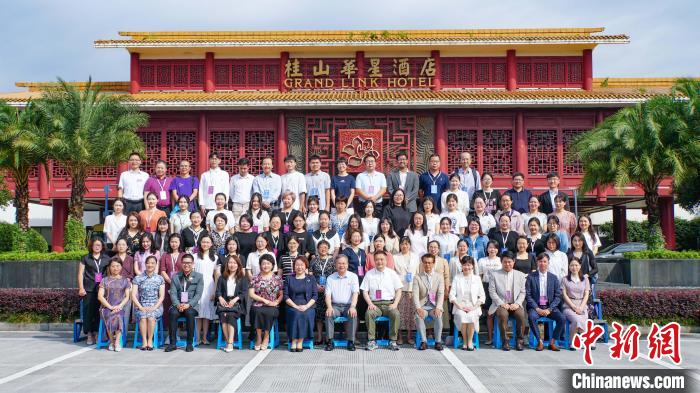 與會(huì)嘉賓合影留念。　羅詩慶 攝