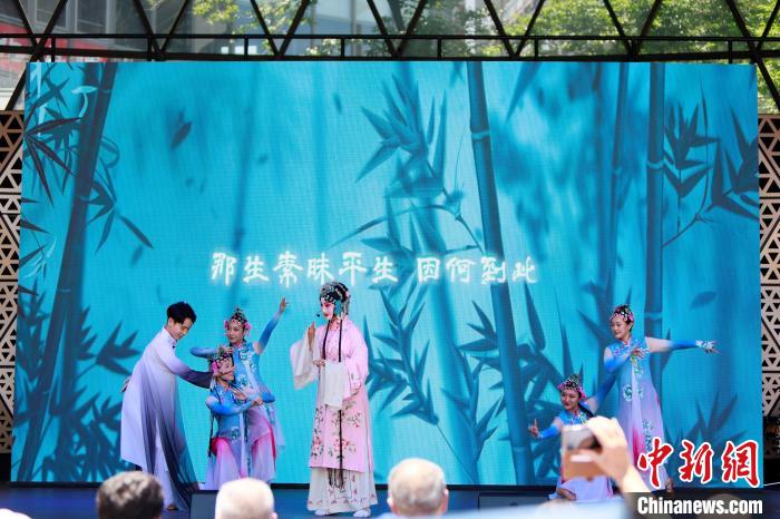 開幕式上舞臺展演之一《水舞昆韻》。