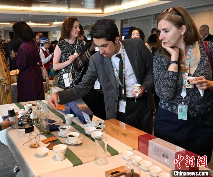 現(xiàn)場觀眾觀看中國展臺茶藝表演、了解茶文化?！【笜?攝
