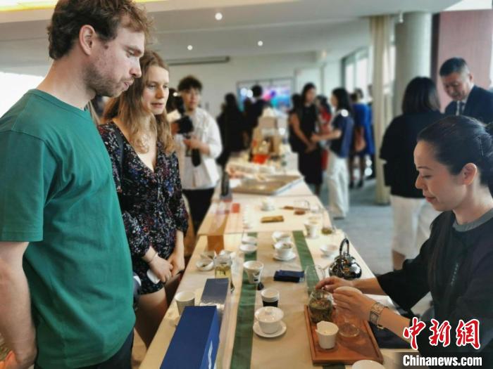 現(xiàn)場觀眾觀看中國展臺茶藝表演、了解茶文化?！【笜?攝