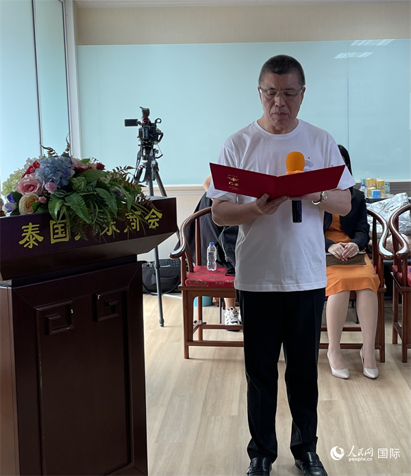 泰國(guó)浙江商會(huì)會(huì)長(zhǎng)祁曉云受泰國(guó)華僑華人和駐泰各級(jí)商會(huì)機(jī)構(gòu)委托發(fā)出倡議，華僑華人群體將積極助力亞運(yùn)會(huì)舉行。人民網(wǎng)記者 劉慧攝