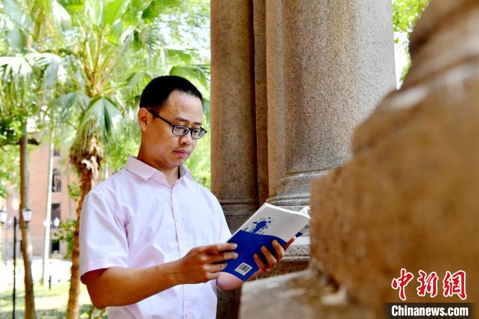 圖為福建師范大學(xué)教育學(xué)院臺(tái)灣教師陳昭志正在看書?！蚊?攝