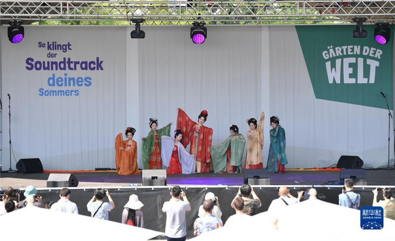 7月8日，在德國(guó)柏林世界公園，漢服愛好者進(jìn)行漢服展示。新華社記者 任鵬飛 攝