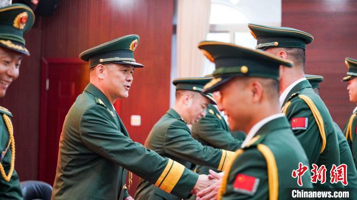 首長為晉銜官兵頒發(fā)任命狀?！堨狭?攝