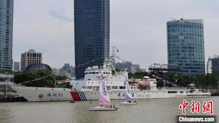 海事巡航救助船“海巡01”輪?？繃痛a頭，向公眾免費(fèi)開放。　朱秋祉傲 攝